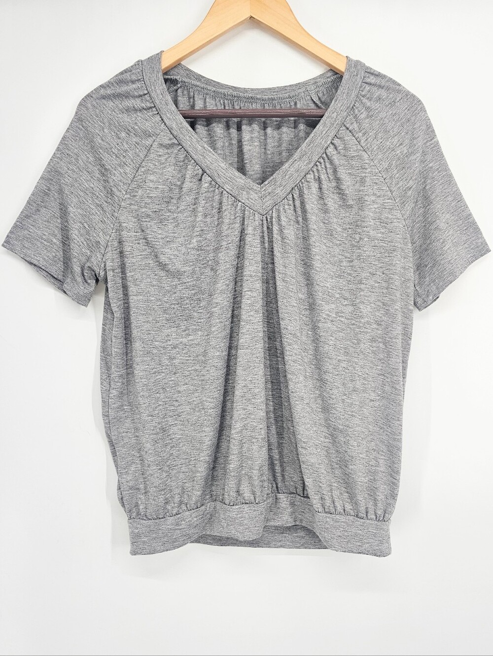 Heather Gray V-Neck Cinched Hem Top Women's Medium Short Sleeve Casual Comfy Tee
